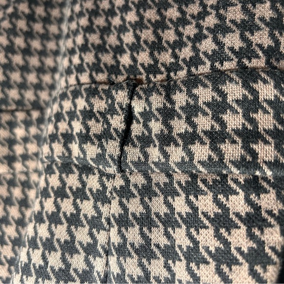 Houndstooth Patterned Sleeveless Jumpsuit - Picture 9 of 10